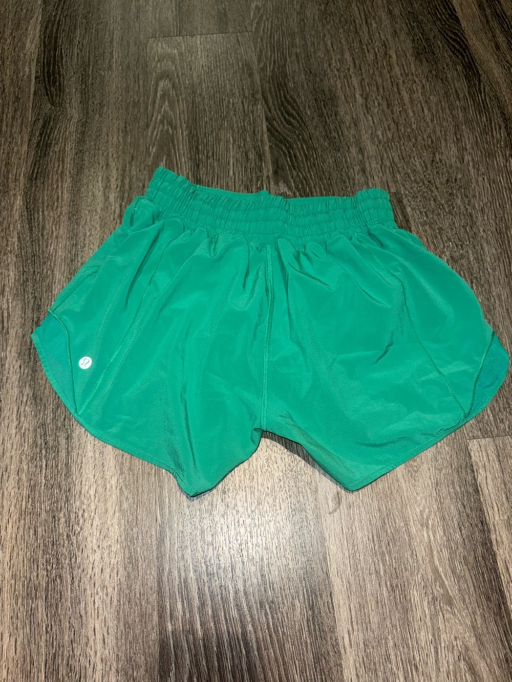 lululemon Kelly Green Hotty Hot 4" Mid-Rise Shorts - Picture 3 of 4